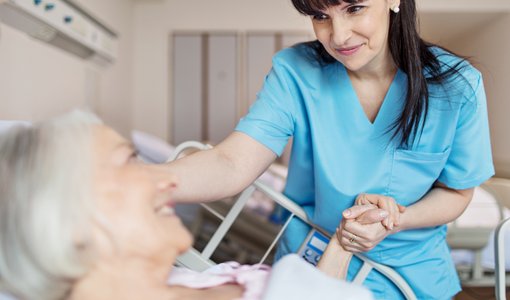 nurse-with-patient